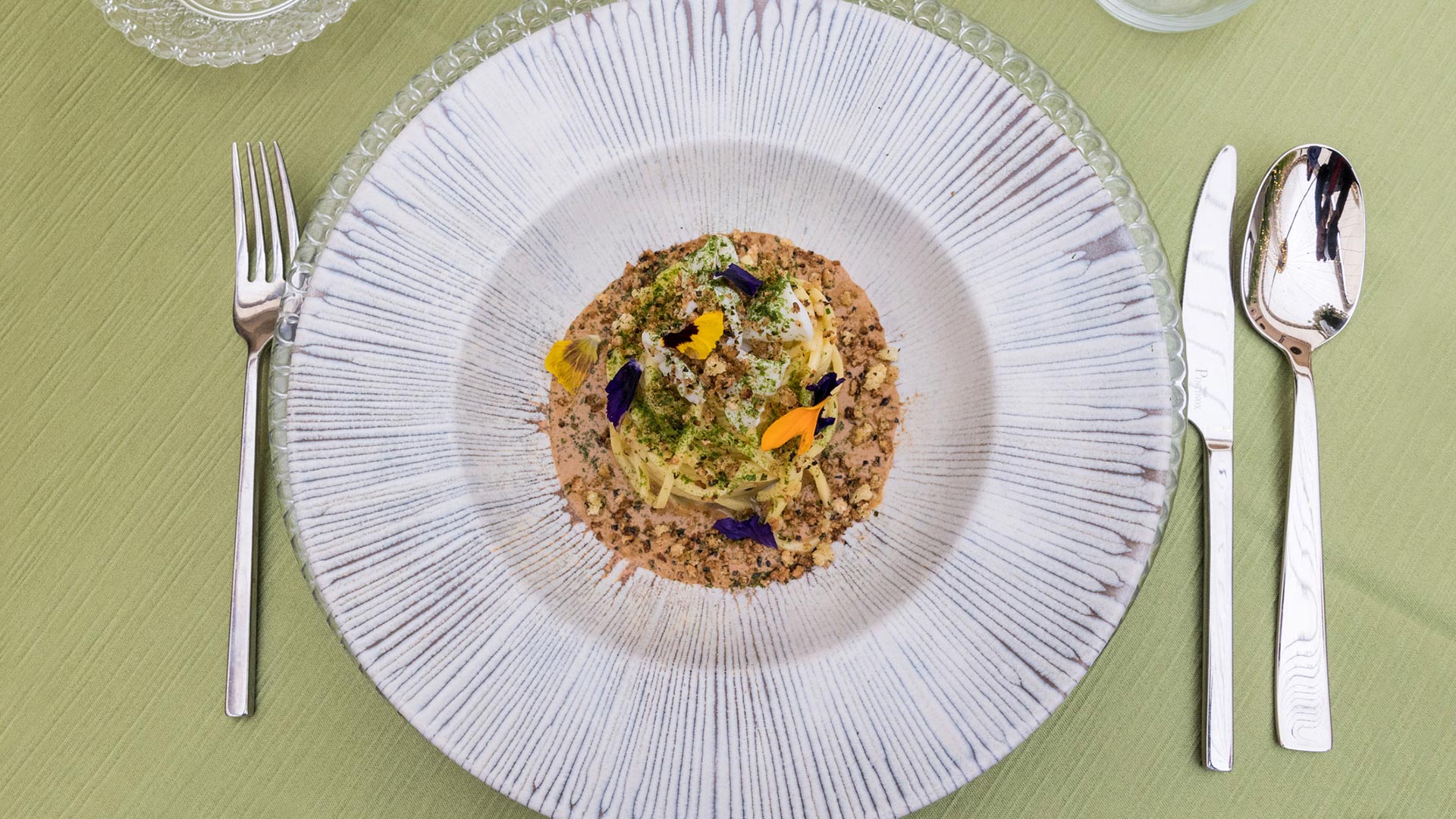 piatto fondo elegante contenente una pietanza gourmet preparata da uno chef stellato per un matrimonio a Caserta