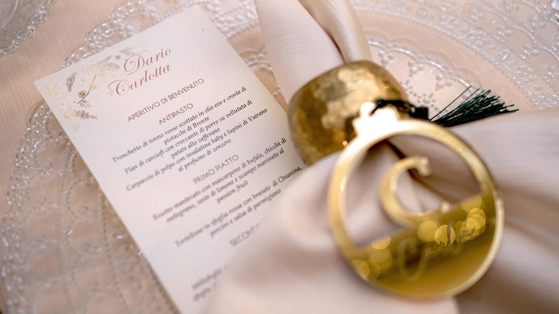 un elegante menu con segnaposto utilizzati in una location natalizia per matrimoni a Caserta