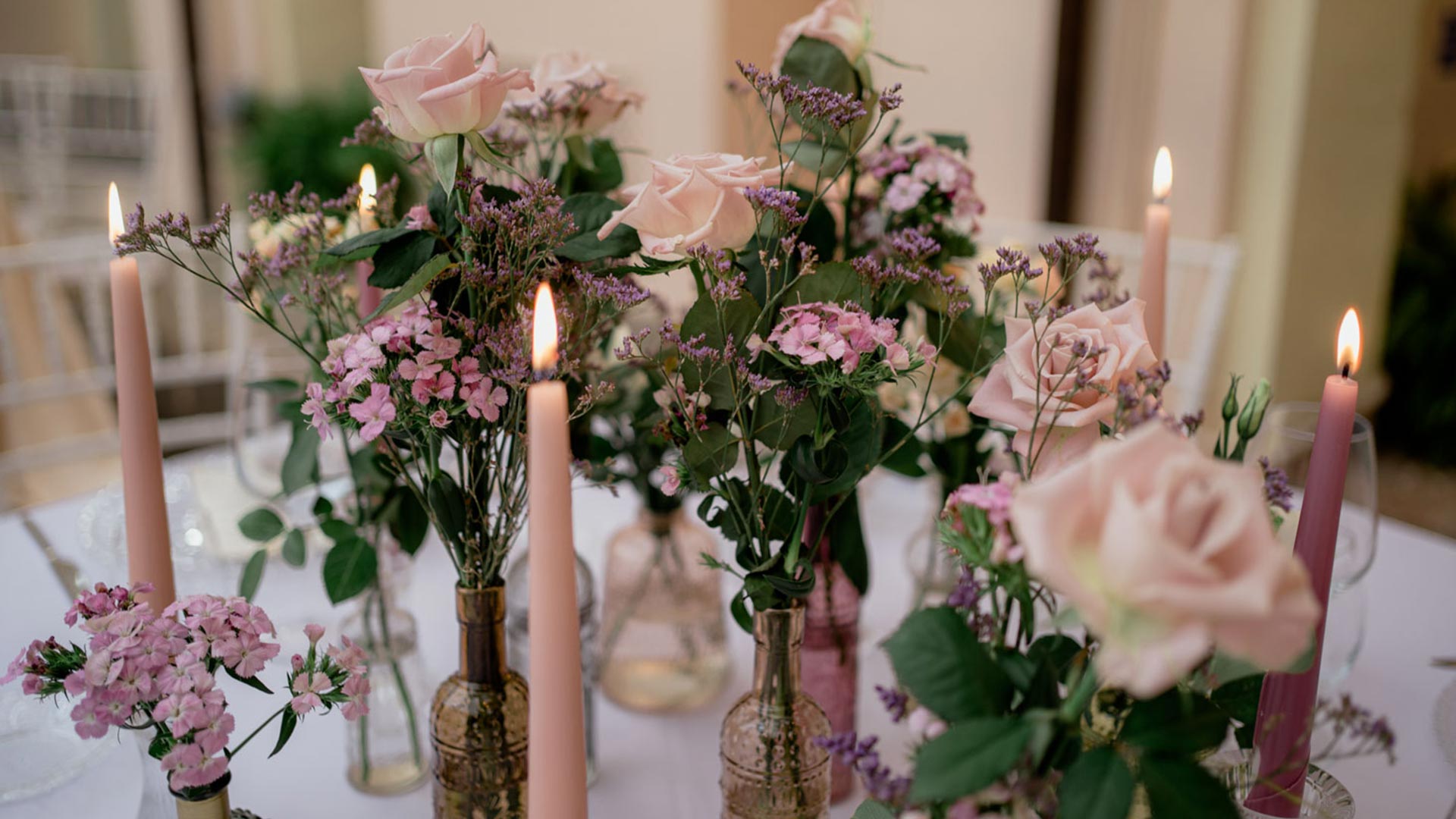 centrotavola con fiori e candele rosa tipici di ristoranti eleganti e romantici per matrimoni Caserta