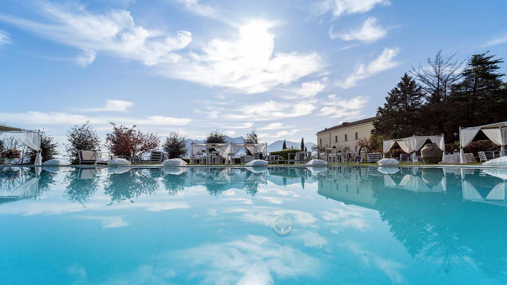 vista panoramica della villa con piscina per matrimoni a caserta